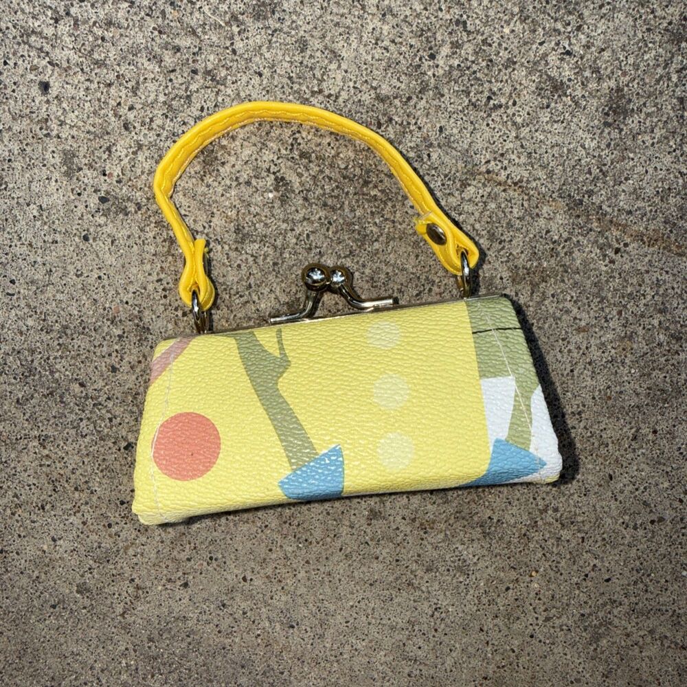 Mini Coin Purse TikTok Lipstick Kiss Clasp Yellow Diva Lady Print Small Bag - Picture 2 of 5
